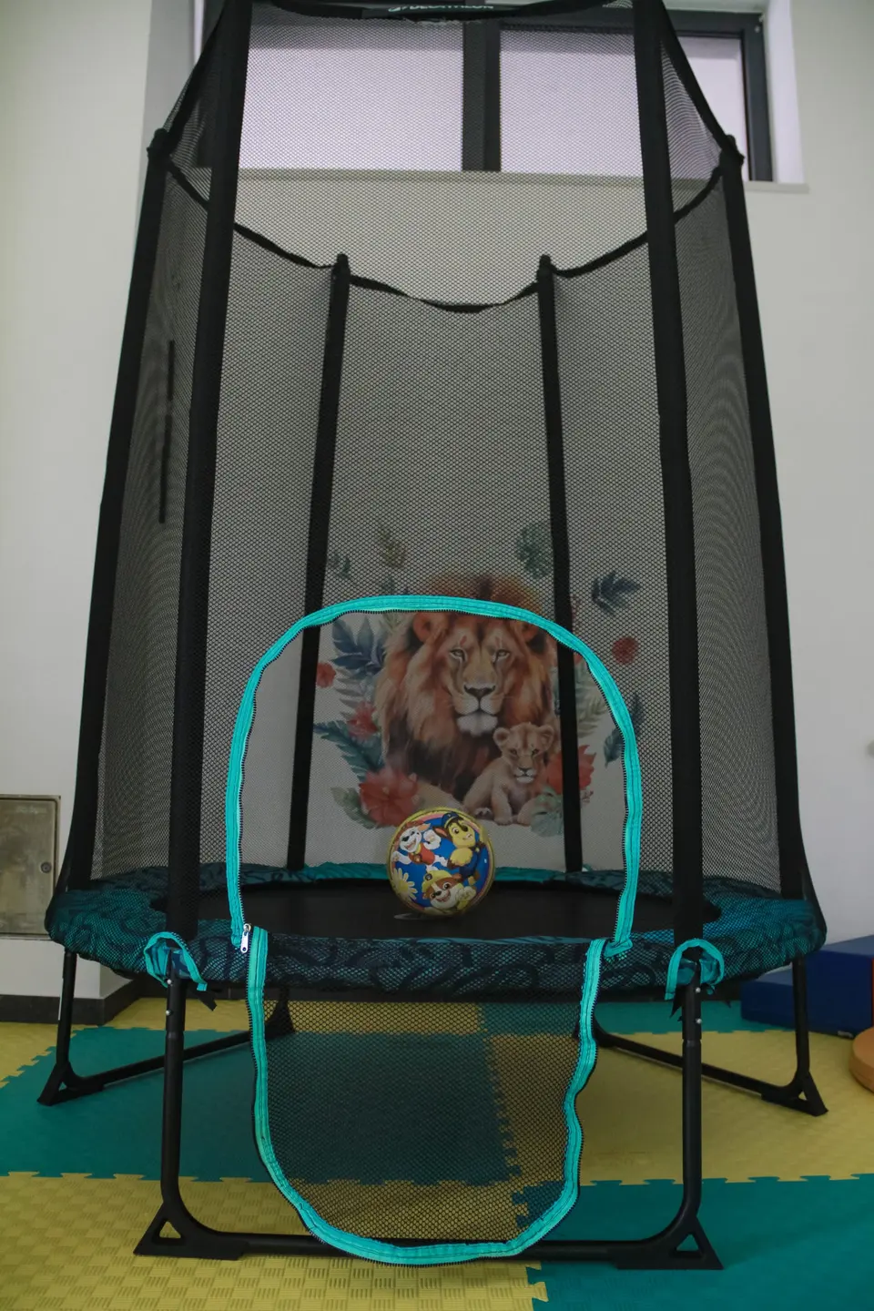 Dječji trampolin u prostoru za igru