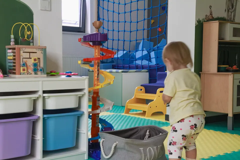 Dijete se igra uz stazu za autiće i kutke s igračkama