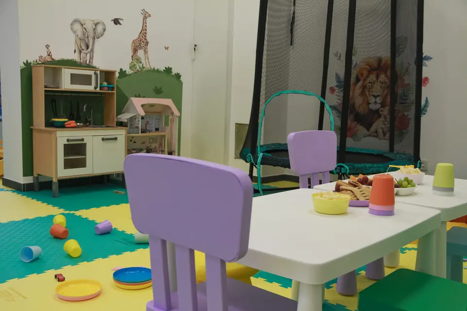 Dječji stol pripremljen za druženje uz kuhinju i trampolin