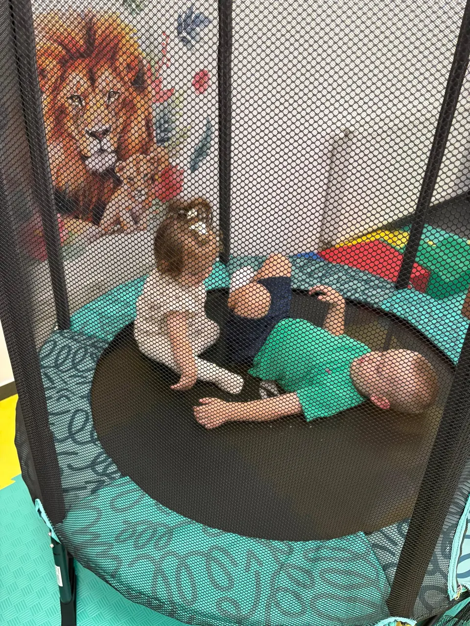 Djeca se igraju na trampolinu u igraonici